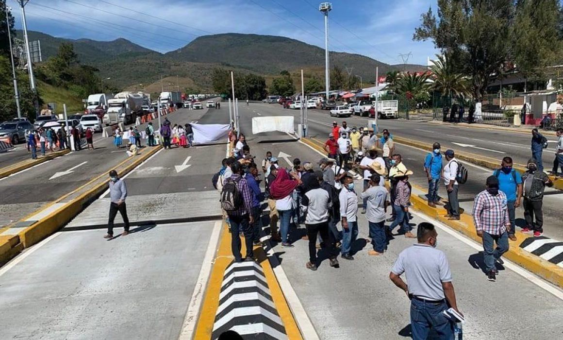 Bloquean más de 50 pobladores de Ayutla la Autopista en Chilpancingo