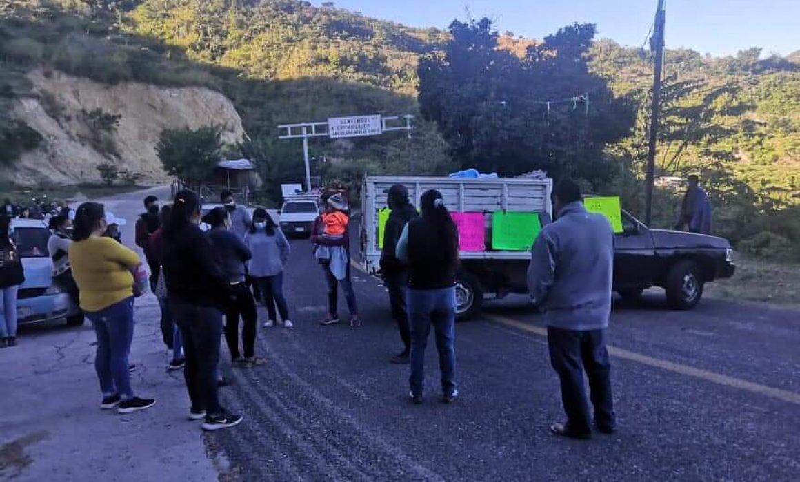 Bloquean entrada a Chichihualco para exigir clases presenciales