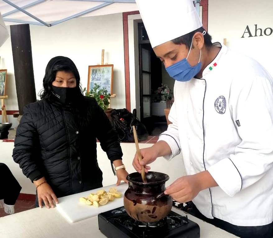 El chef Axel Hurtado ofrece clase de cocina en el Centro Cultural Edoméx- Museo ’Isidro Fabela’