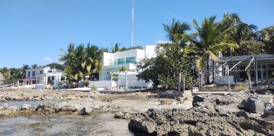 Disfruta ’socia’ de Osorio Chong vida de lujos en playa paradisíaca tras Estafa Maestra