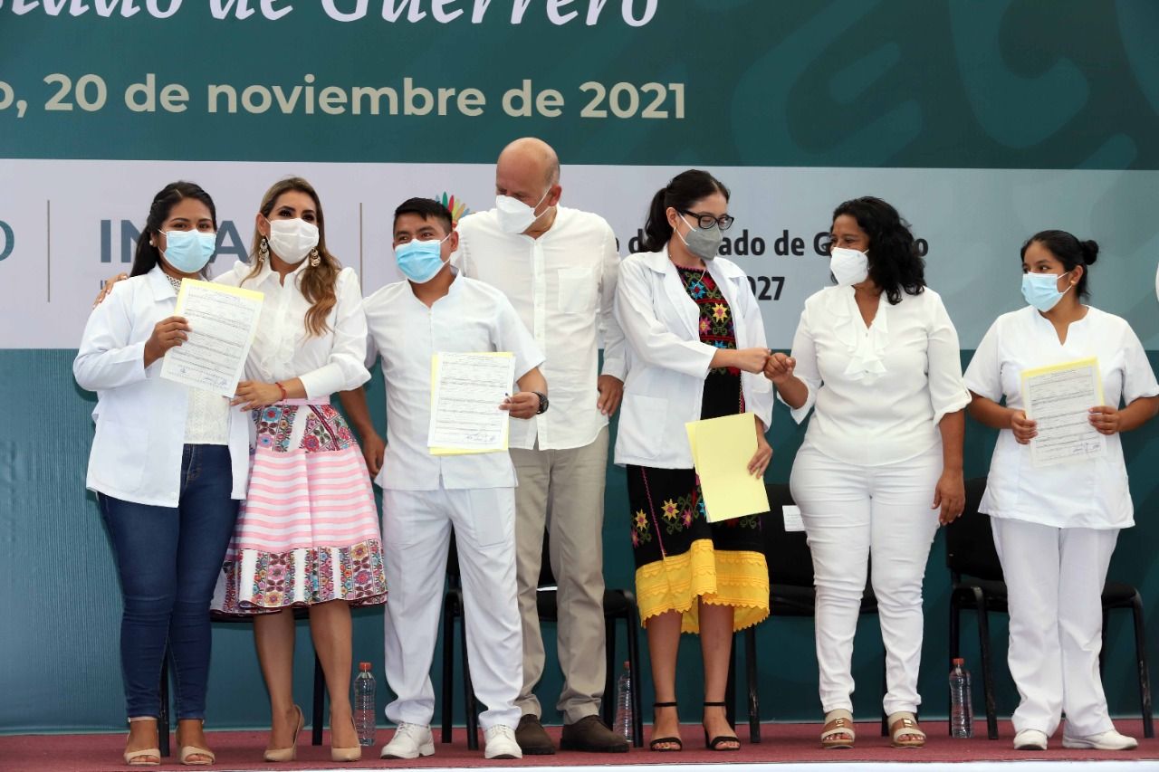 Atestigua Abelina López entrega de contratos a Trabajadores de la Salud