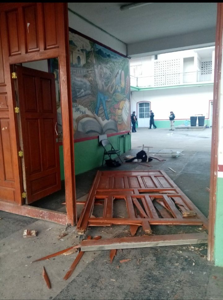 EN VERACRUZ

Causan destrozos en palacio 
municipal de Omealca