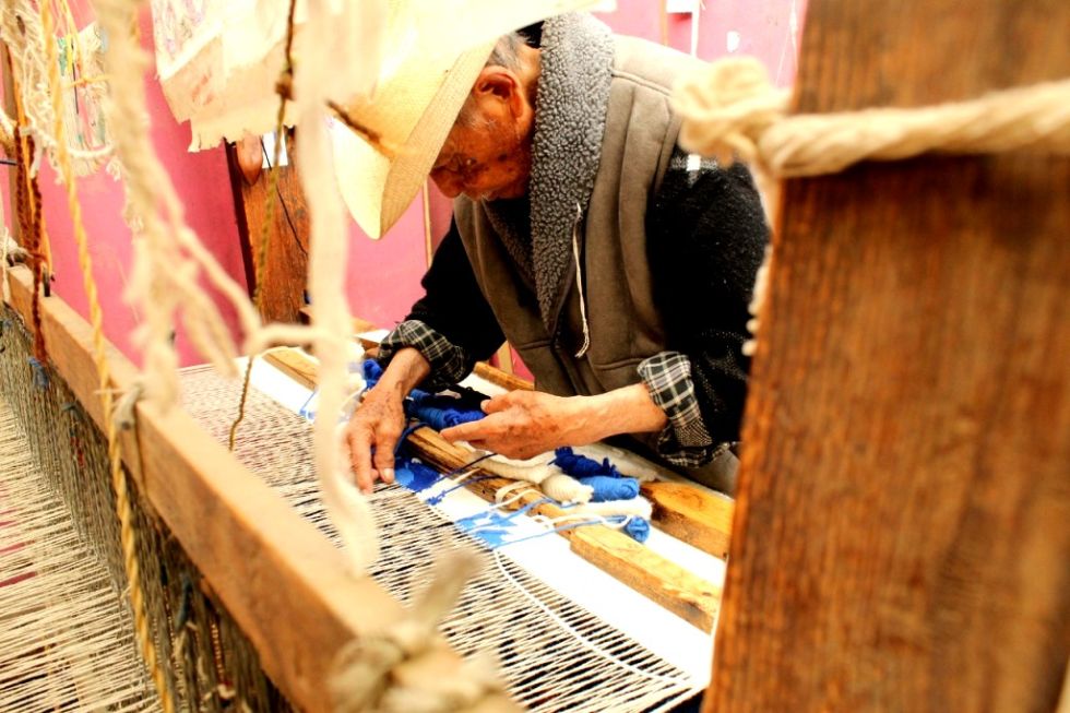Mexiquenses elaboran artesanías textil para época invernal
