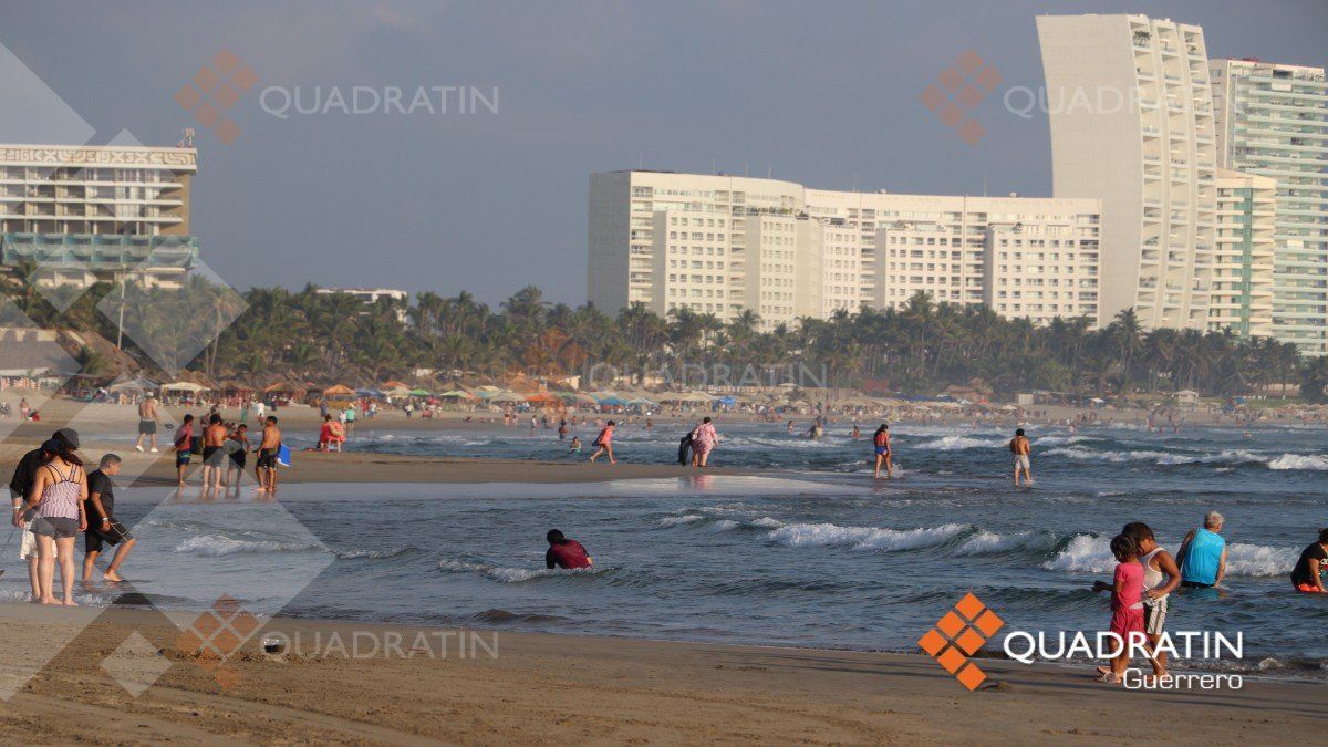 Cientos abarrotan playas de las zonas Diamante y Dorada de Acapulco