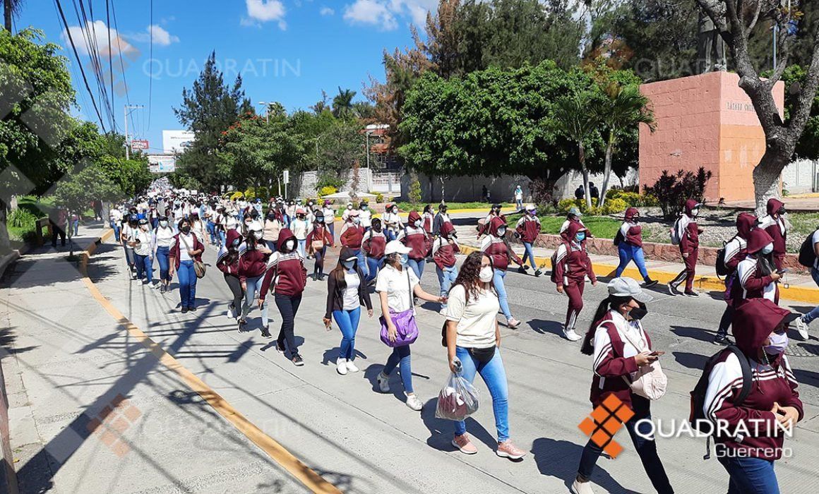 Marchan mil normalistas en Chilpancingo; otro grupo bloquea la Autopista
