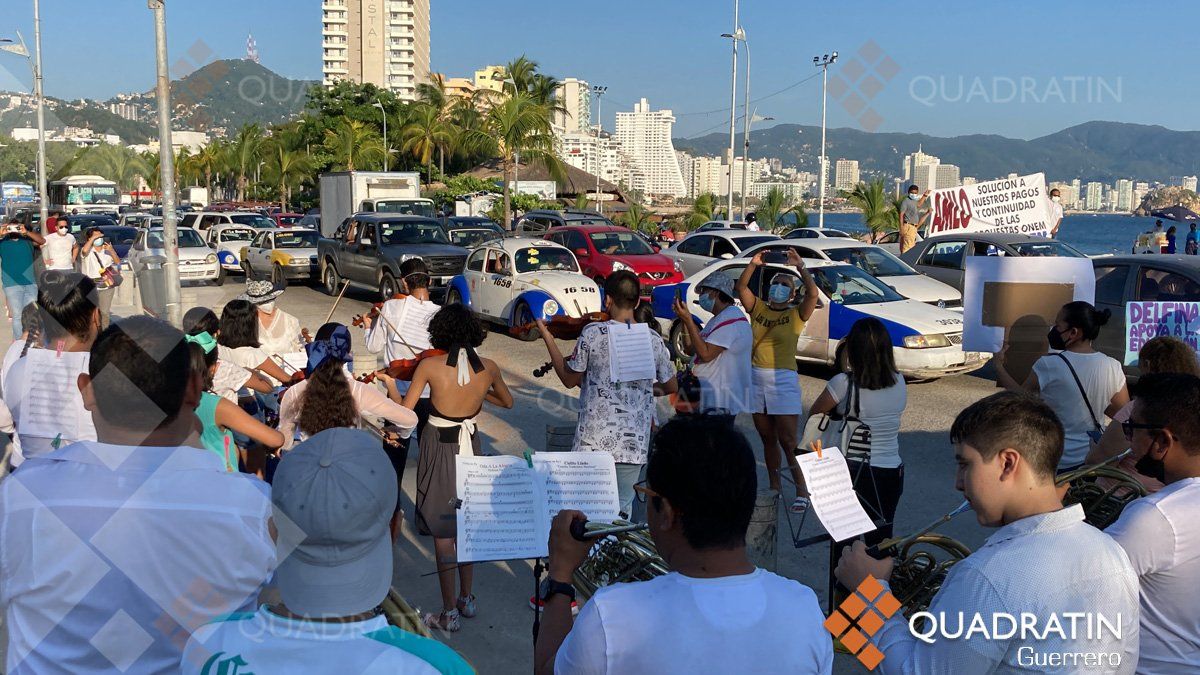 Protestan músicos para exigir salarios en la Costera de Acapulco