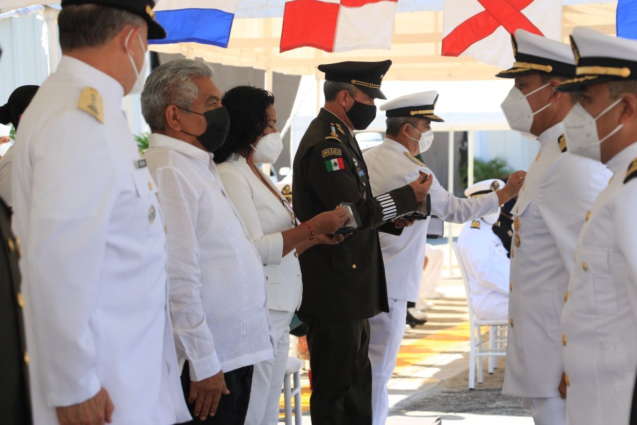Asiste el secretario de Gobierno, Saúl López a la ceremonia con motivo del  Día de la Armada de México