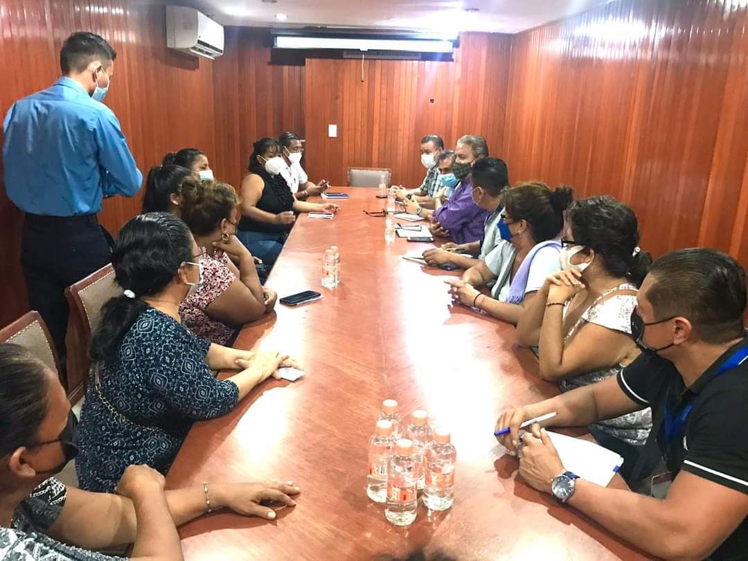 Atienden funcionarios de Capama a ciudadanos de diversas colonias de Acapulco