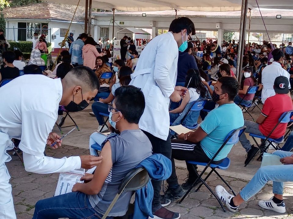 Inmunizan a jóvenes texcocanos y texcocanas en el deportivo Silverio Pérez