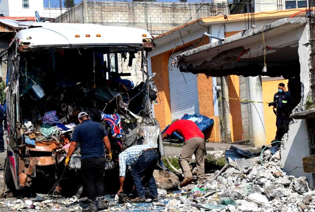 Son 17 lesionados que siguen hospitalizados tras accidente en Joquicingo