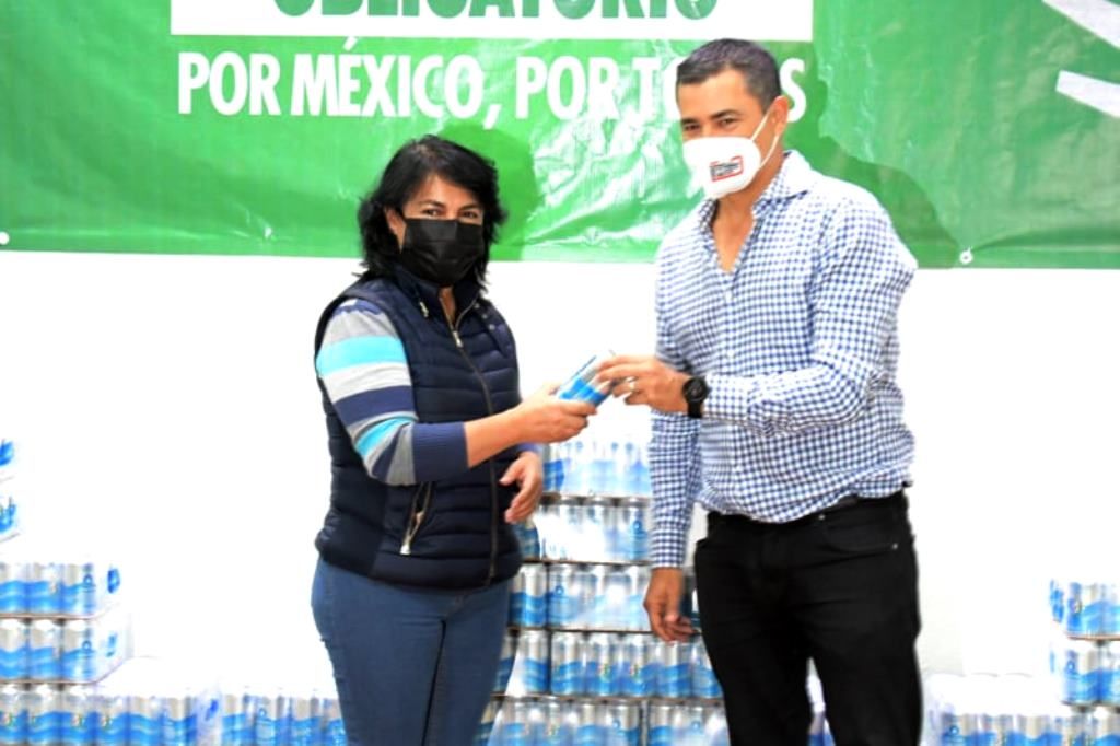 La Alcaldía Azcapotzalco recibe donación de 15 mil latas de agua de Heineken México