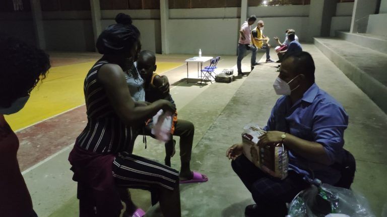 Gobierno del estado brinda apoyo humanitario a migrantes haitianos abandonados en Acapulco