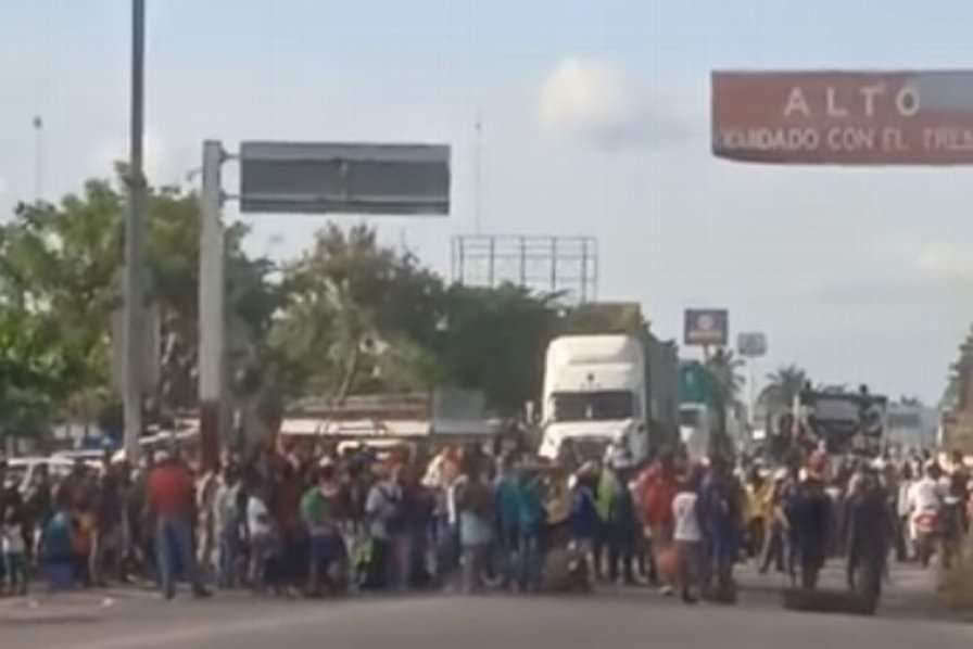 Bloquean migrantes carretera federal en Tierra Blanca Veracruz, se quejan de represión.