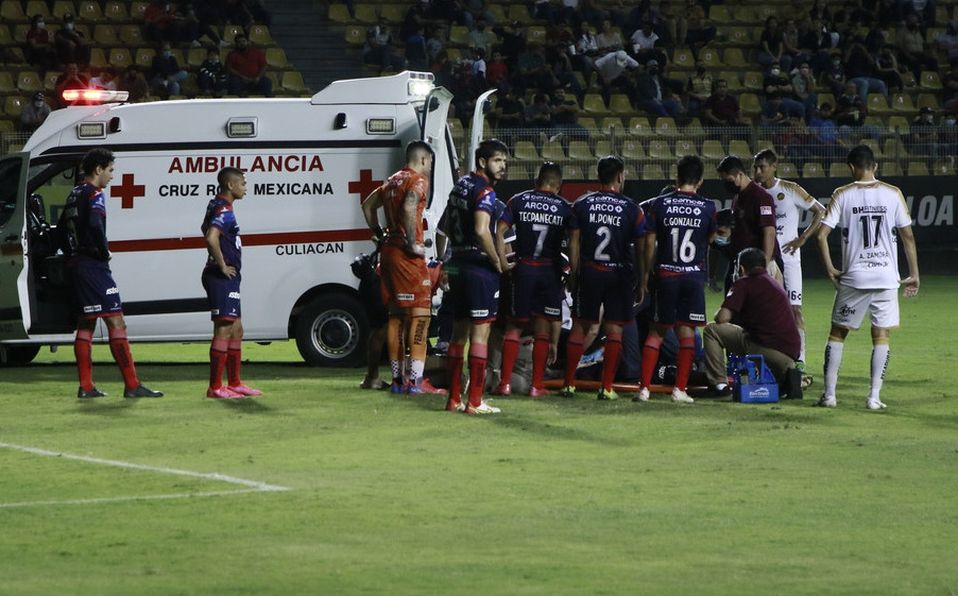 Juan Angulo, del equipo Tepatitlán, sufre un fuerte choque de cabeza con un rival
