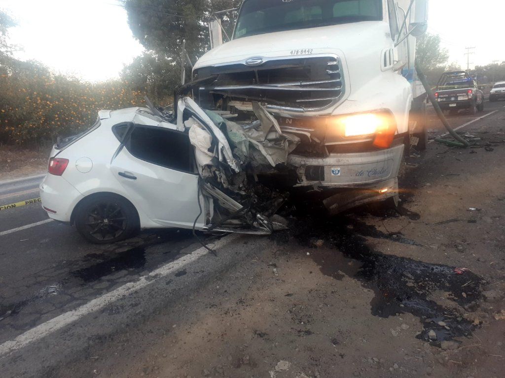 Se impacta tráiler-pipa  contra  automóvil en la carretera México - Cuautla, dejó 3 muertos 