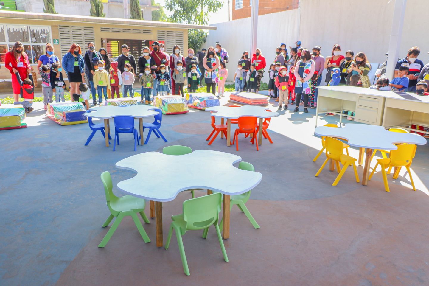 
Gobierno municipal de Chimalhuacan y SEDATU entregan mobiliario a escuelas
