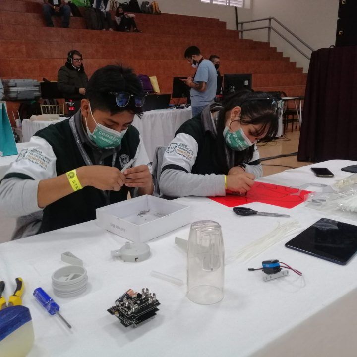 Estudiantes de Chilapa ganan el premio biomics4education, por sus inventos en robótica