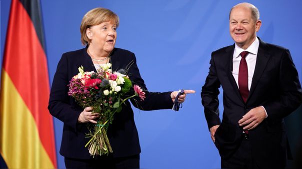 Deja el cargo "demócrata" Angela Merkel tras 16 años en el poder