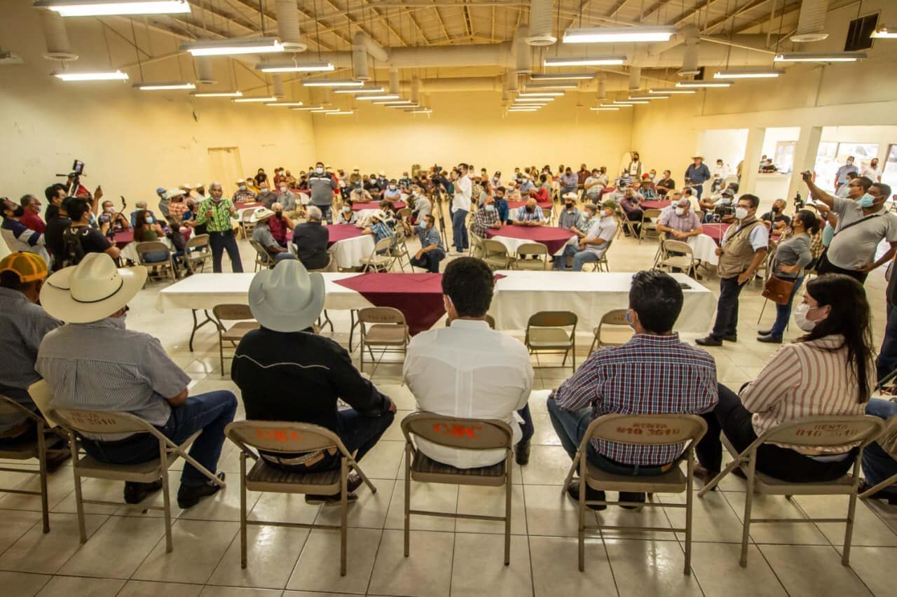 Pactan Alcalde Mario López y líderes ejidales, nuevos
compromisos de beneficio para las familias del campo