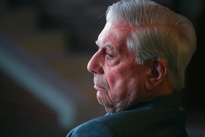Rechazan intelectuales franceses a Vargas Llosa por apoyar a golpistas 