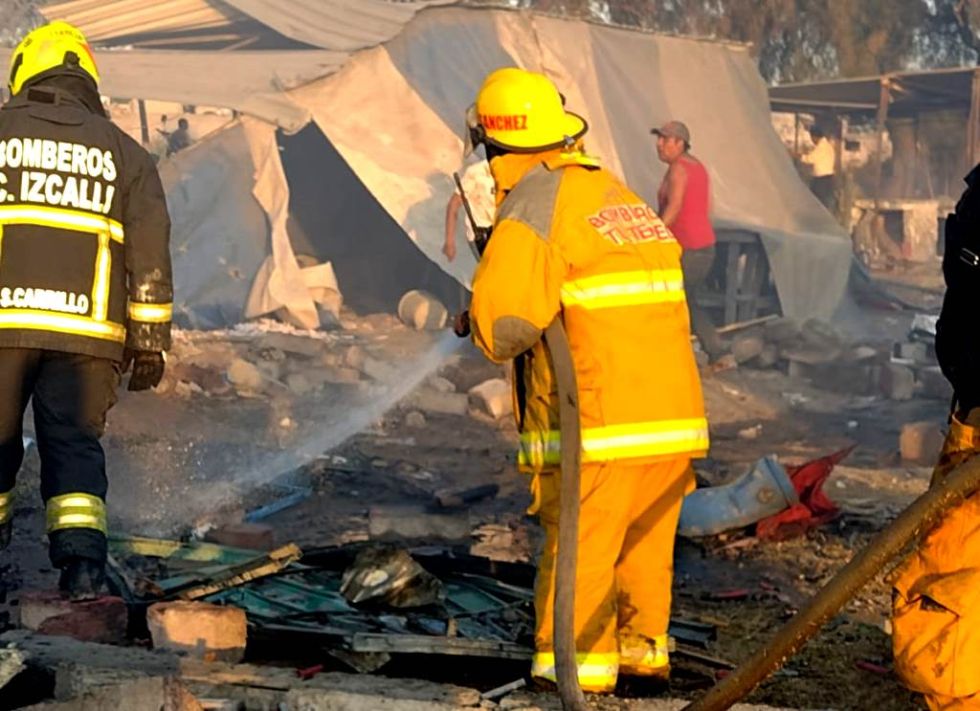 Fallecen dos personas en explosión por pirotecnia en Tultepec