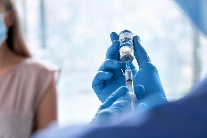La hora a la que se ponga la vacuna contra la COVID podría afectar a la respuesta inmunitaria