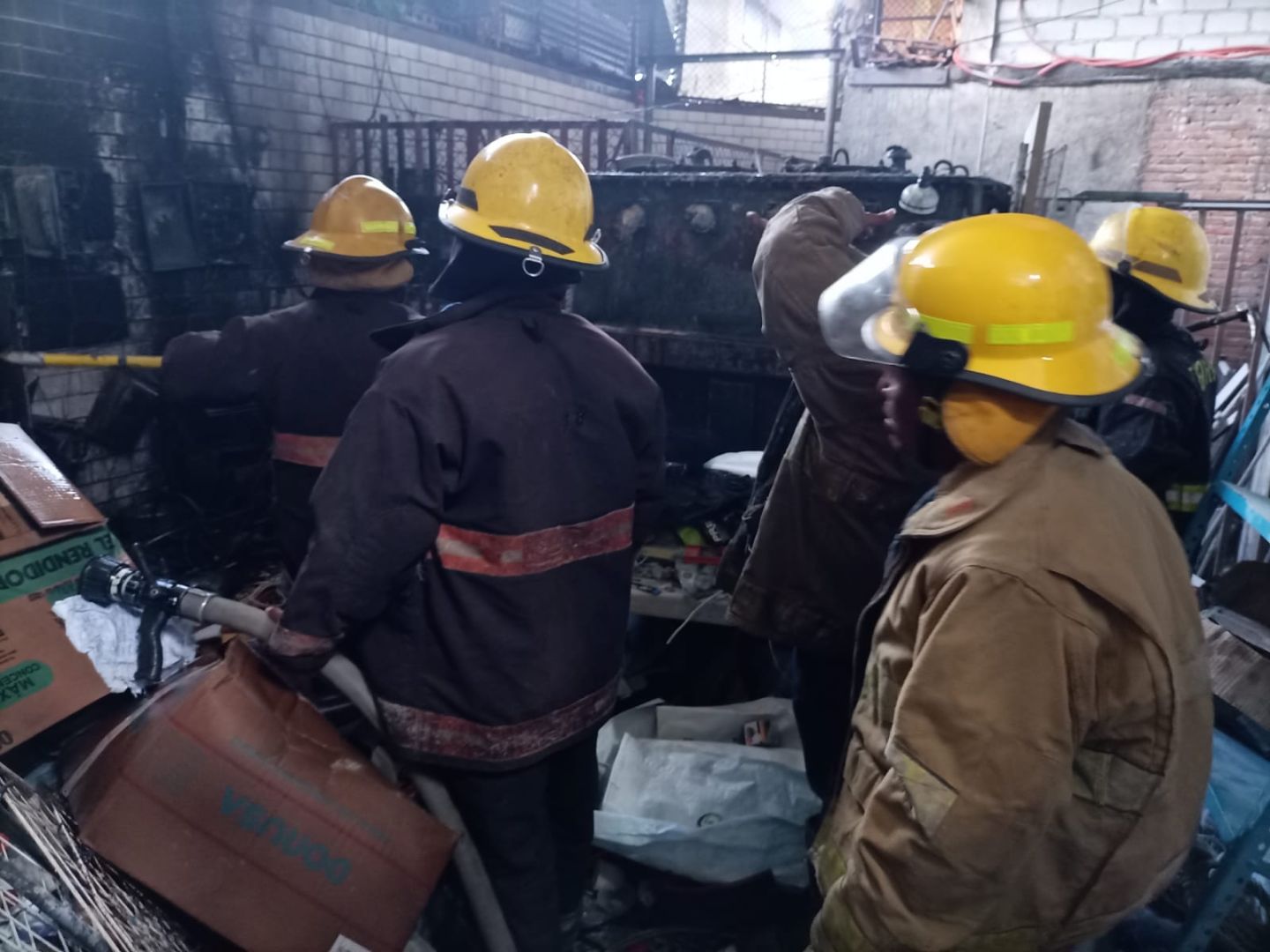 Locatarios y bomberos controlan incendio en bodega del Mercado Central
