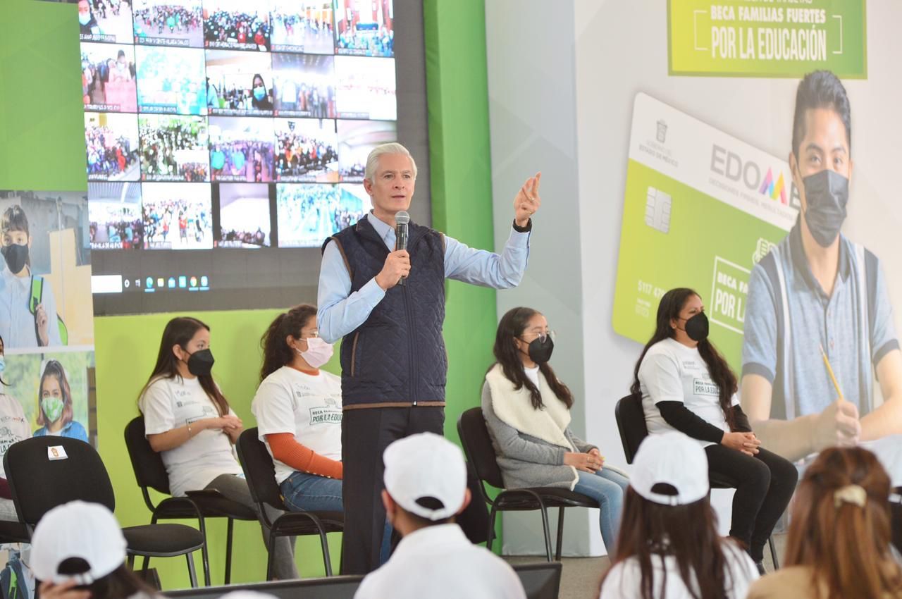 Da inicio Alfredo del Mazo a programa de entrega de becas para que alumnos mexiquenses continúen con sus estudios