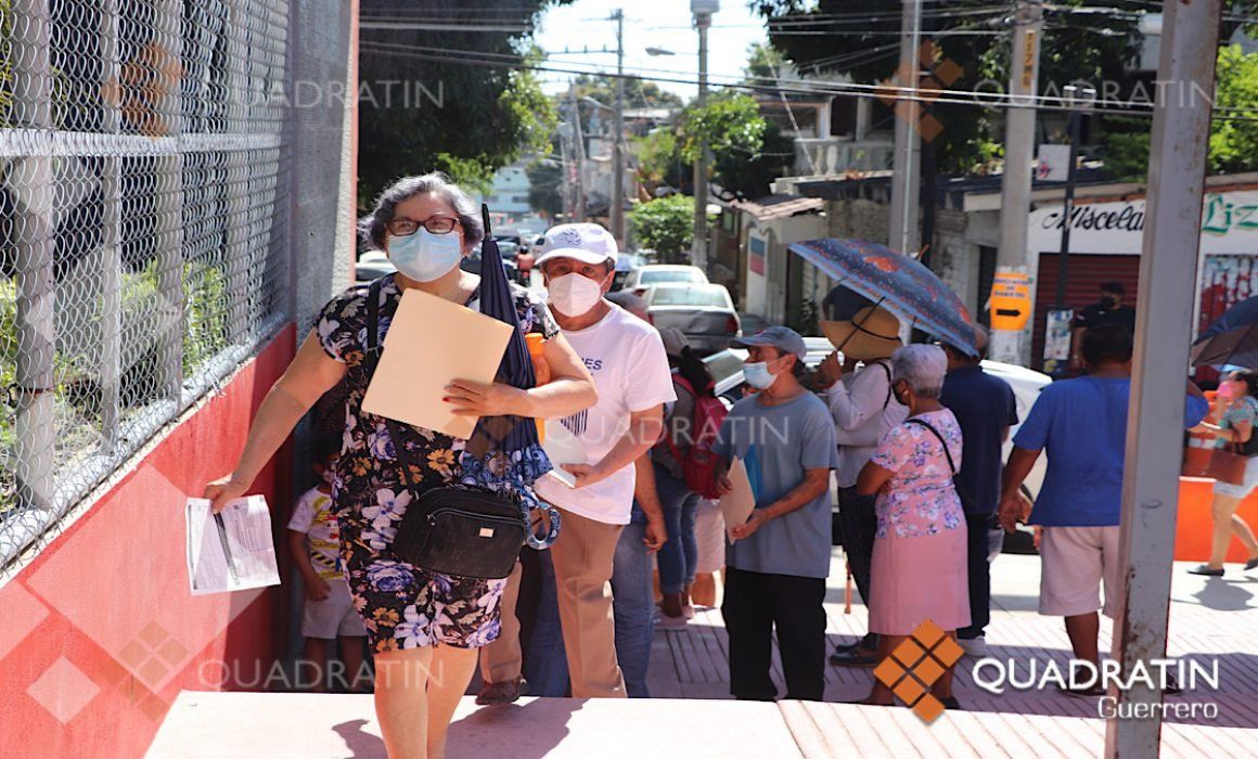 ¡Sin avisar! Aplican tercera dosis anticovid a adultos mayores en Acapulco