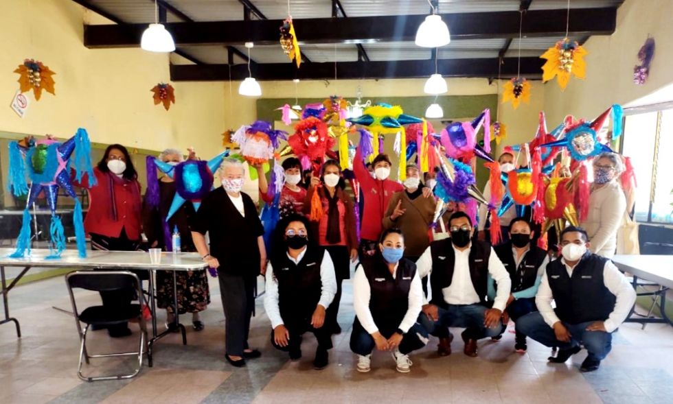 La Brigada Multidisciplinaria realiza taller de elaboración de piñatas para adultos mayores