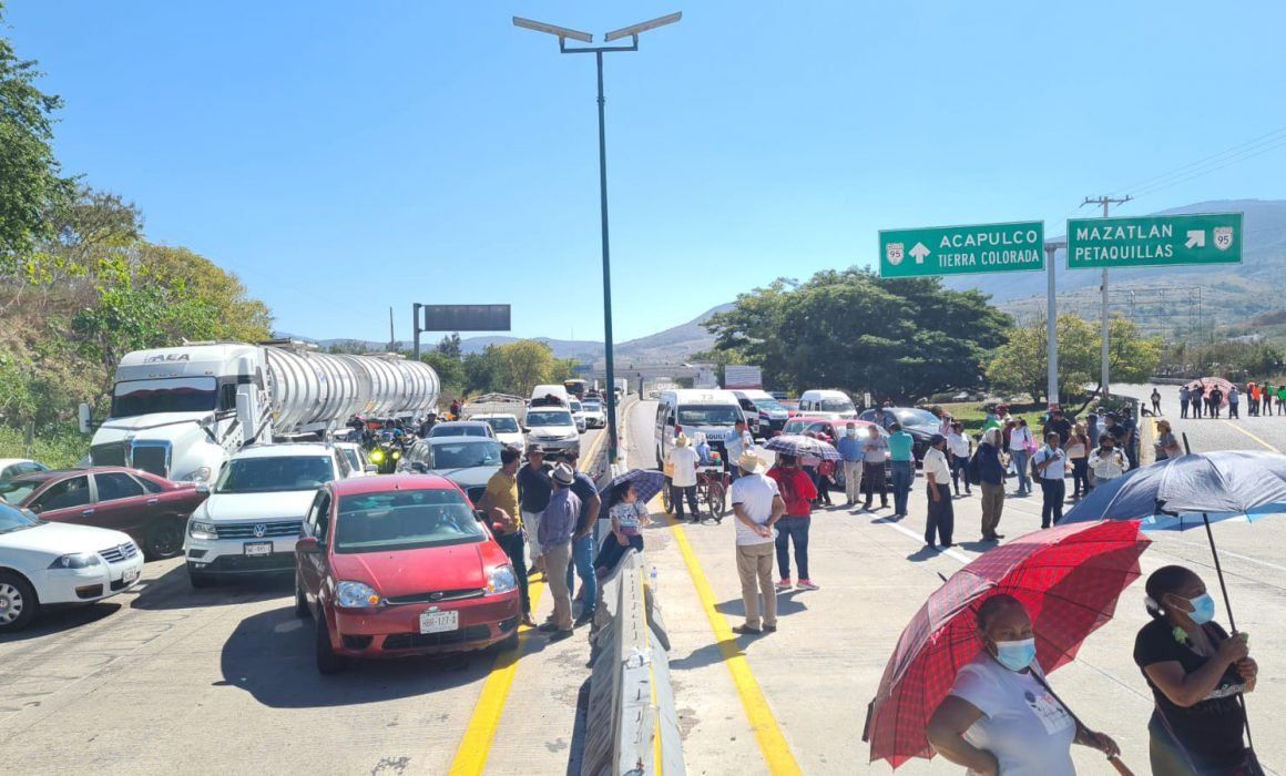 Chilpancingo: cierran Autopista por más presupuesto a prepas populares