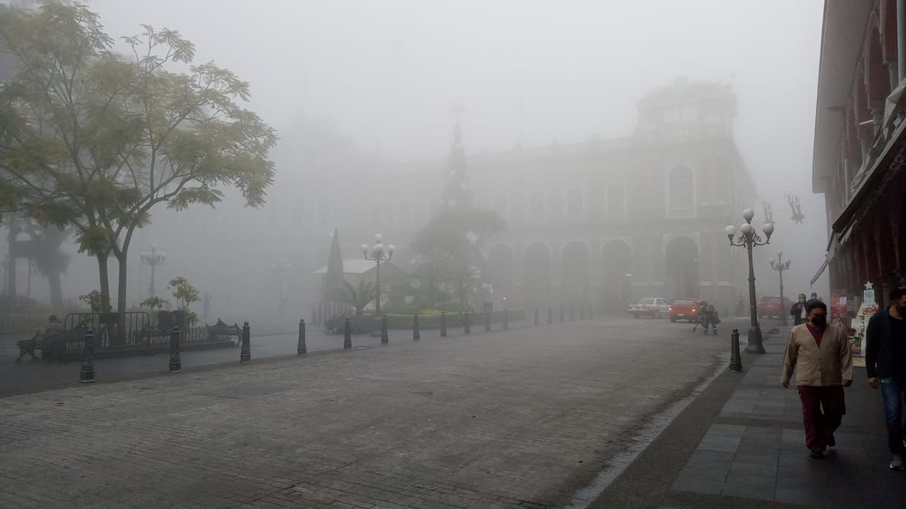 La neblina se deja ver en la ciudad de los treinta caballeros.