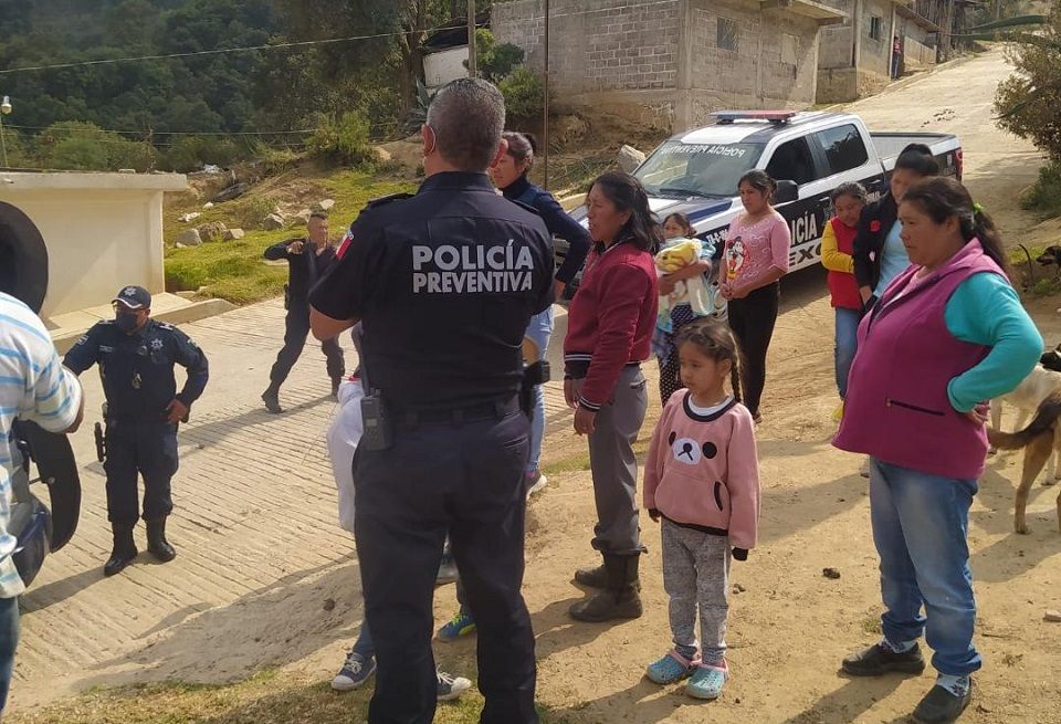 Policías ’arman la coperacha’ llevan juguetes y cobijas a Guadalupe Amanalco
