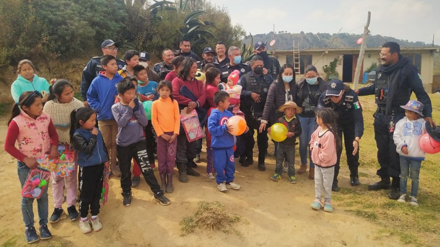En Texcoco policías ’Arman la cooperacha’ para llevar juguetes y cobijas a niños de la comunidad Guadalupe Amanalco
