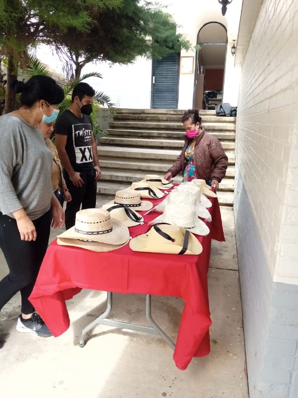 Expone centro cultural Edoméx Tejupilco la muestra ’ sombreros calentamos’