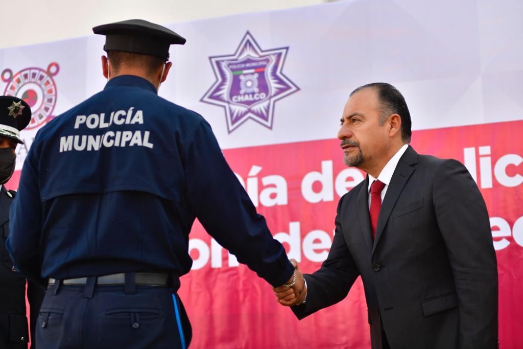 Miguel Gutiérrez entrega uniformes y $7,938 pesos en monederos electrónicos a policías