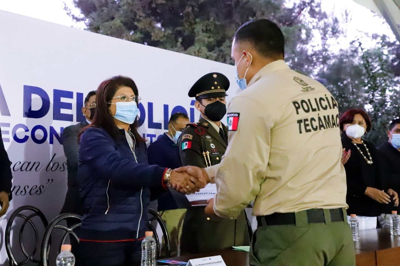 Mariela Gutiérrez realizo la entrega de reconocimientos a policías tecamaquenses