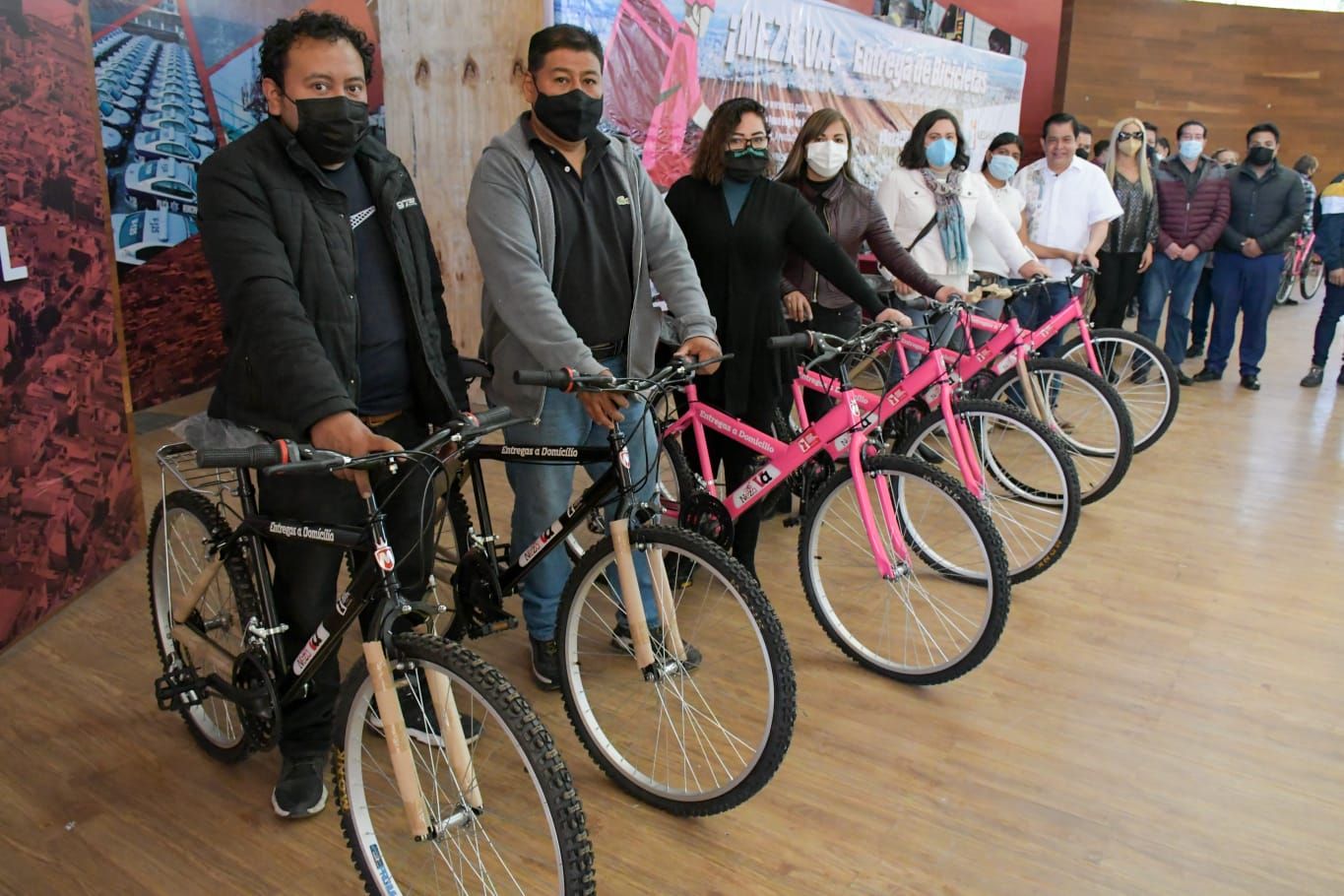#Para fortalecer la economía local Neza entregó bicicletas a comerciantes
