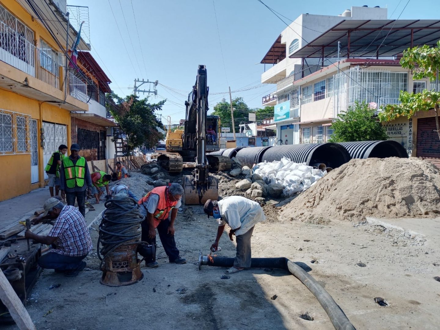Realiza CAPASEG desazolve de drenaje en Acapulco