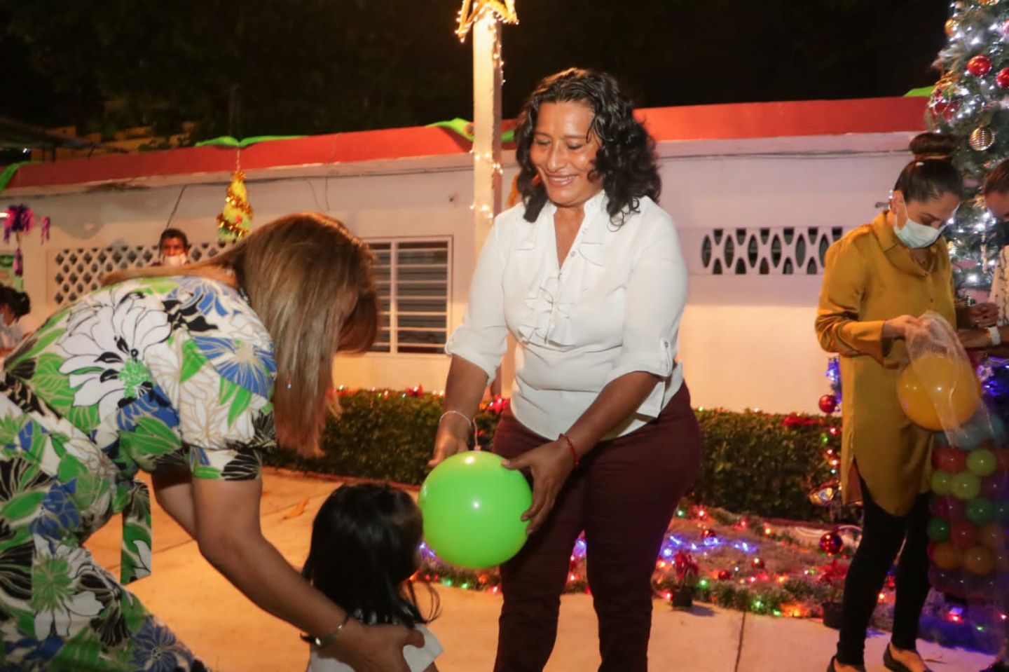Festeja Abelina López la Nochebuena con niñas y niños de las Villas del DIF Acapulco 
