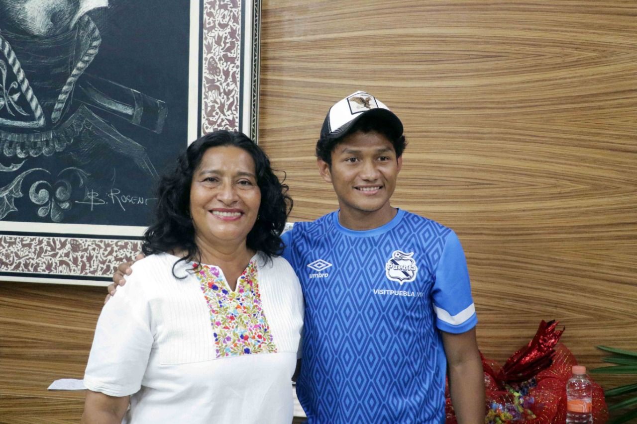 Recibe Abelina López a joven acapulqueño reclutado por el FC Puebla