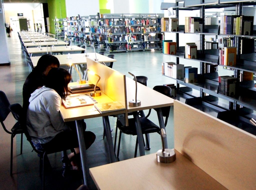 El CCMB ofrece espacios de lectura y  exposiciones en su biblioteca