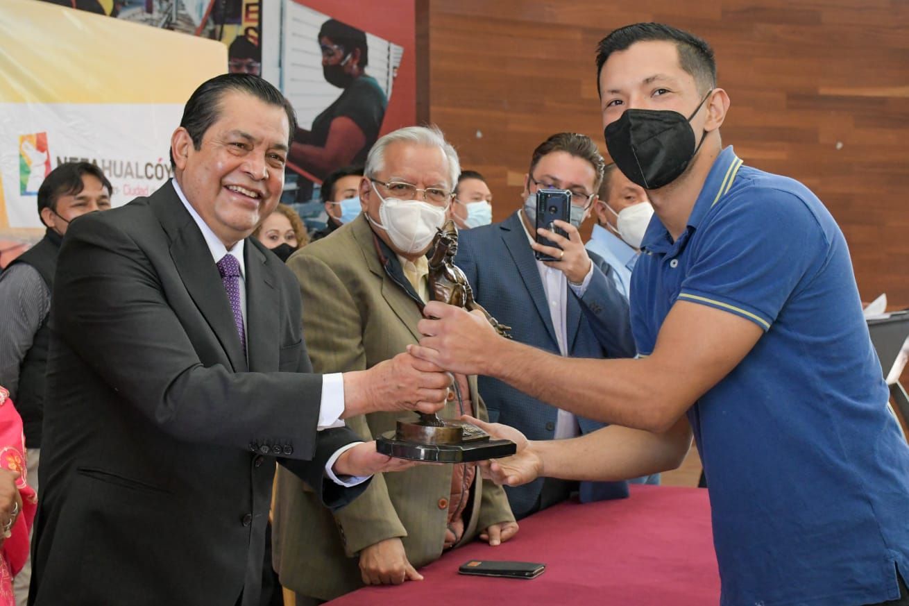 #Juan Hugo de la Rosa reconoció a distinguidos vecinos de Nezahualcóyotl