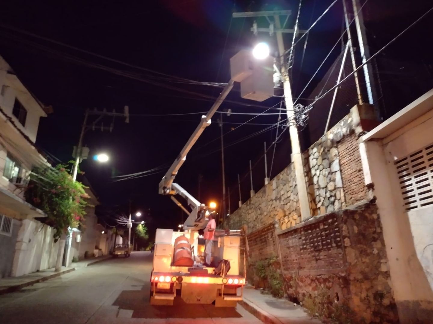 Rehabilita Alumbrado Público luminarias en colonias y avenidas principales
