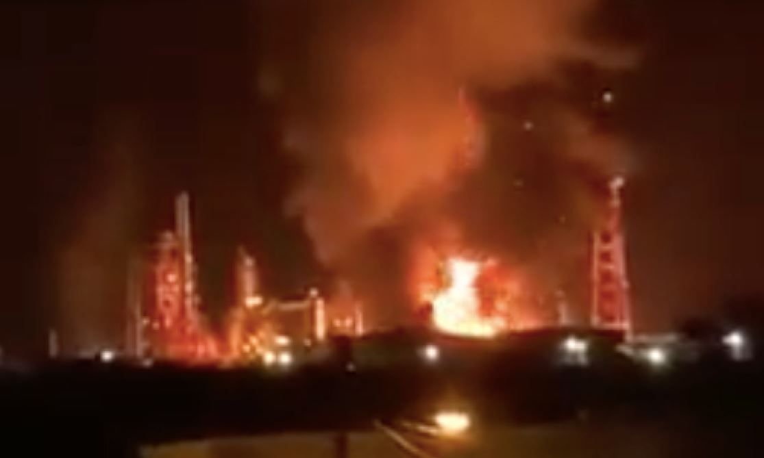 [Video] Incendio en refinería Lázaro Cárdenas de Minatitlán