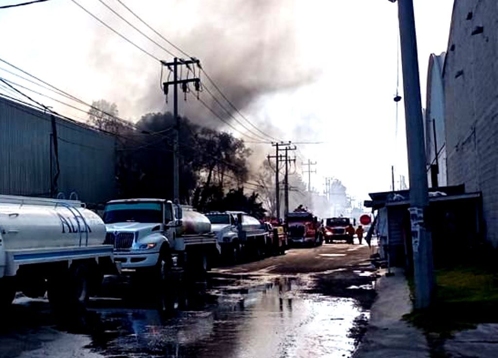 Bomberos controlan incendio en fábrica de Lerma
