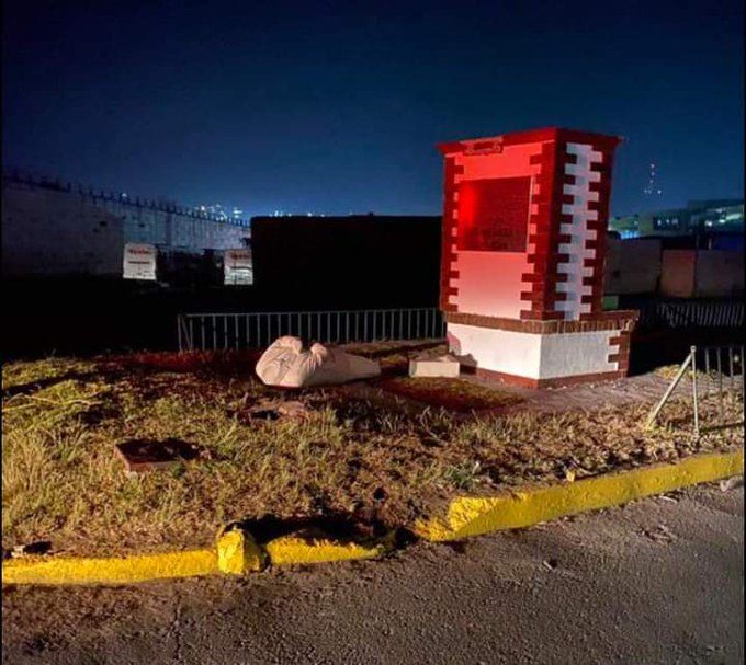 Duró dos días: Tiran estatua de AMLO en Atlacomulco, cuna priista