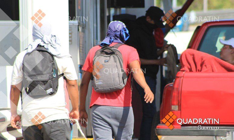 Cobran estudiantes de Ayotzinapa 100 pesos a turistas que dejan Acapulco