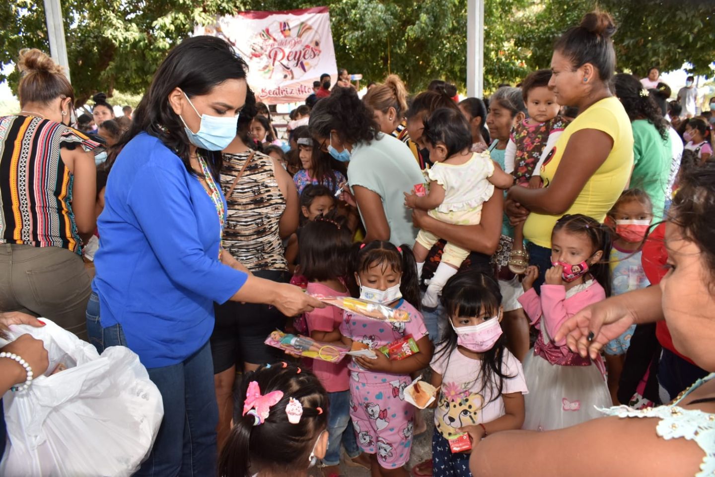 Festeja Día de Reyes Beatriz Mojica con niñas y niños de comunidades de Acapulco