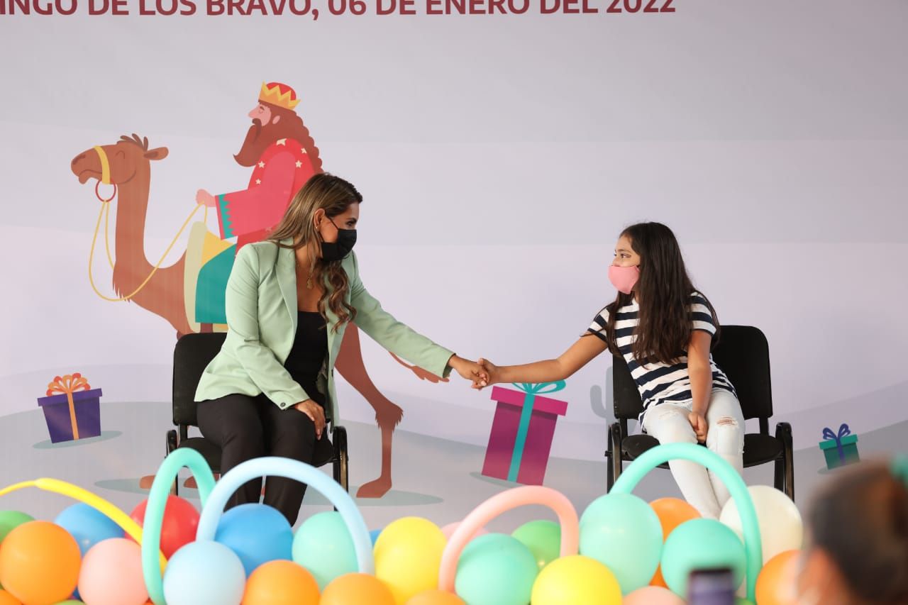 Celebra gobernadora Evelyn Salgado y la presidenta del DIF Guerrero, Liz Salgado con niñas y niños el Día de Reyes Magos en Chilpancingo